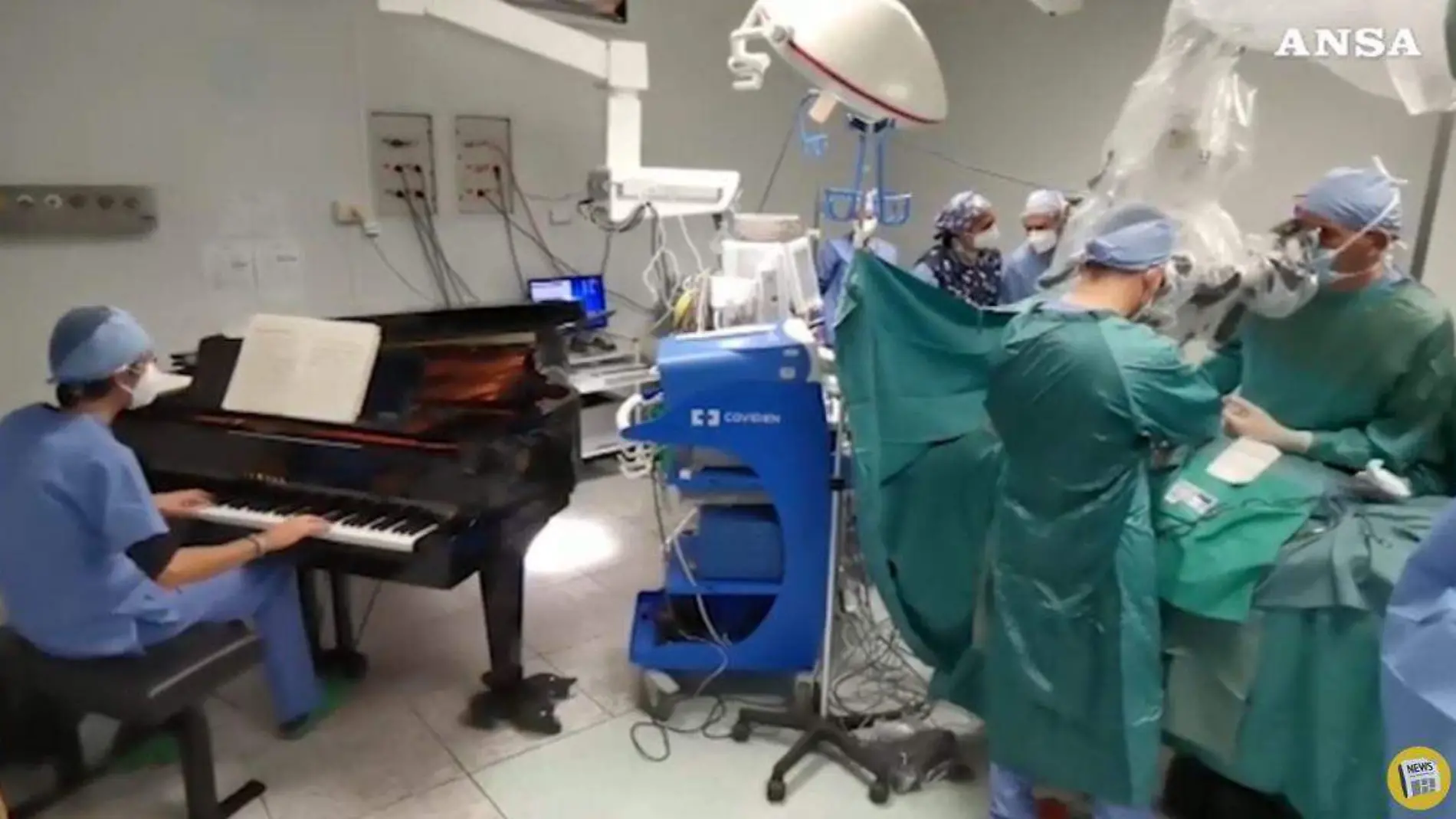 Operan a niño con doctor tocando piano